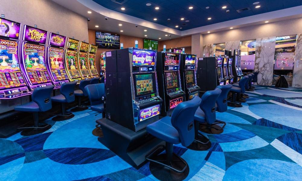 Why do online casino slots use cascading reels?