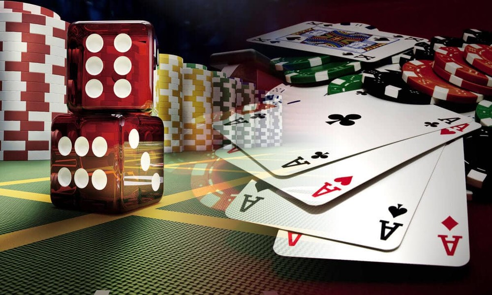 What are credit prizes and their value in online slots?
