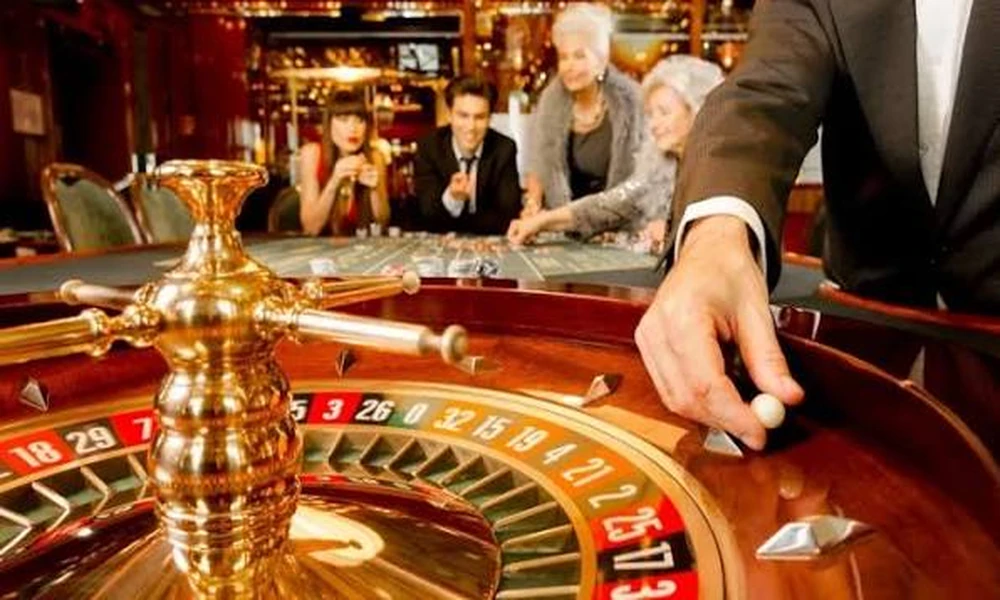 What makes a cash drop mechanic unique in an online casino?