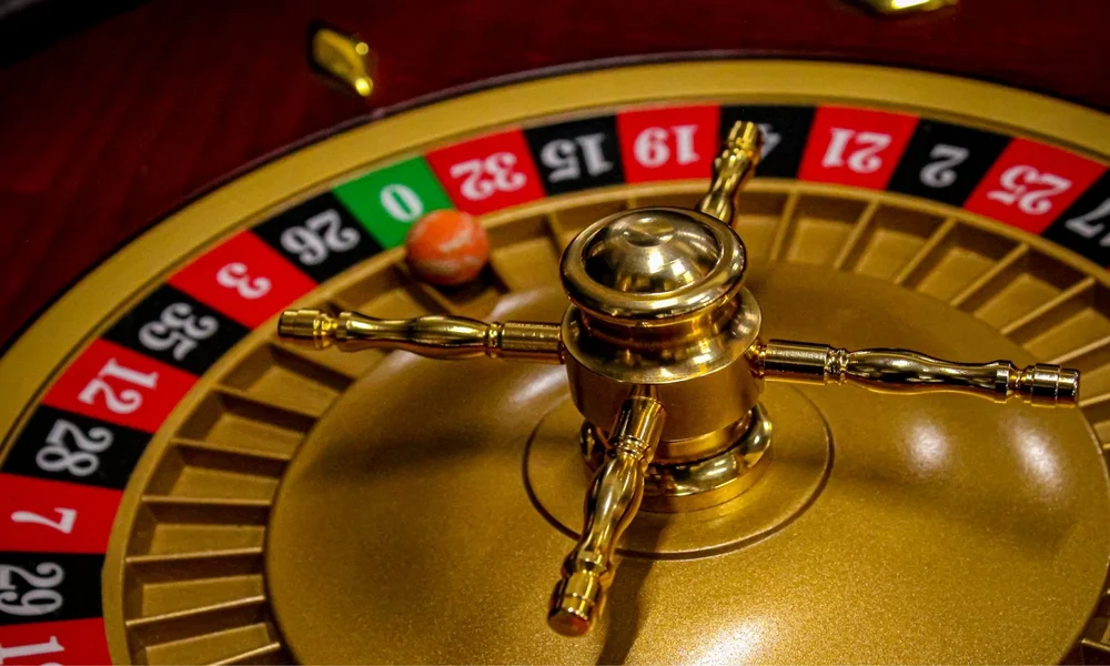 How do loyalty points accumulate in Bitcoin bonus roulette?